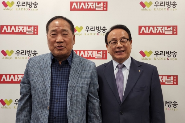 LA우리방송을 방문한 한진수 용인대 총장(우)과 김홍수 우리방송 대표