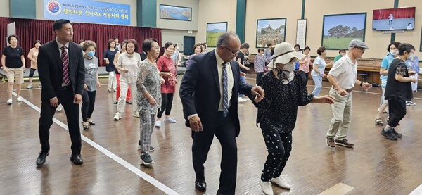 지난해 8월 LA시 노인국장이 시니어센터를 방문해 프로그램에 참가한 모습 (시니어센터 제공)