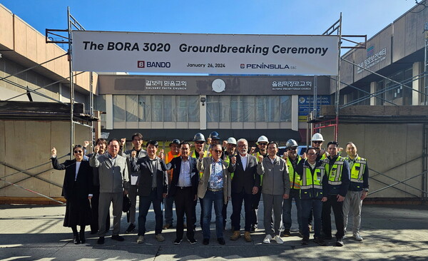 미국 LA 2차 사업지 착공식에 참석한 권홍사 회장(가운데)이 현지 직원들과 성공적인 준공을 위해 파이팅을 외치고 있다.  (반도건설 제공)